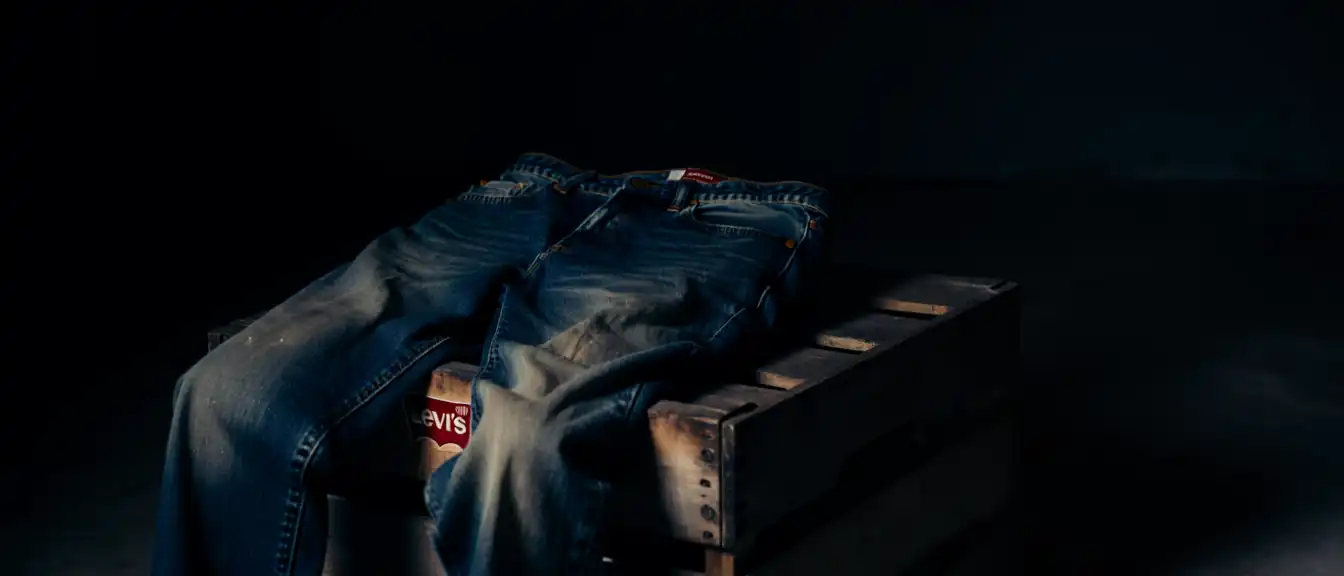 Стратегия на грани: как возврат к эстетике девяностых помогает Levi's наращивать выручку, но ставит под удар прибыль